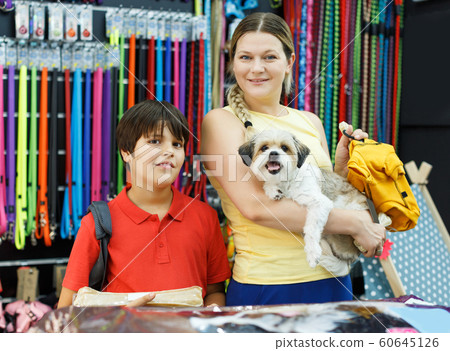 boy with mother choosing dog treats for their puppy boy with mother choosing dog treats for their puppy 60645126