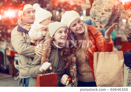Parents with daughters choosing Christmas toys Parents with daughters choosing Christmas toys 60646308