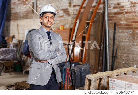 Strict manager at construction site 60646774