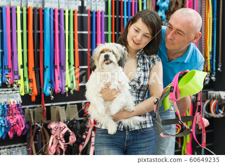 Family couple with dog choosing new bowl 60649235