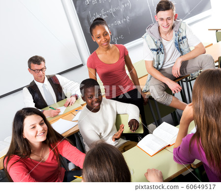 Students talking during a break 60649517