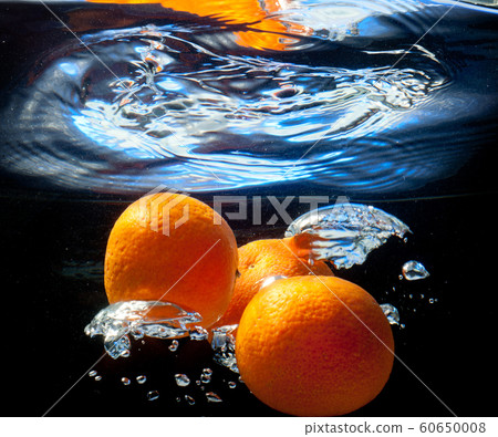 three oranges in water three oranges in water 60650008