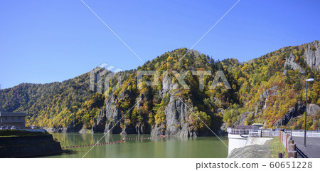 北海道定山溪北平峽大壩的秋葉 60651228