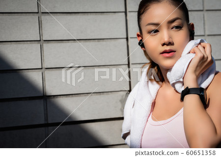 女性運動休息 女性運動休息 60651358
