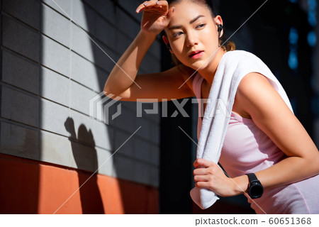 女性運動休息 女性運動休息 60651368