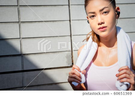 女性運動休息 女性運動休息 60651369