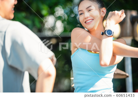 男人和女人在戶外伸展 60651433