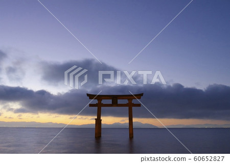 Otorii in the lake of Shirahige Shrine before dawn (Takashima City, Shiga Prefecture) Otorii in the lake of Shirahige Shrine before dawn (Takashima City, Shiga Prefecture) 60652827