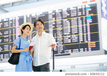 旅行機場夫婦已婚夫婦出國旅行護照 旅行機場夫婦已婚夫婦出國旅行護照 60656112