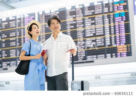 旅行機場夫婦已婚夫婦出國旅行護照 旅行機場夫婦已婚夫婦出國旅行護照 60656113