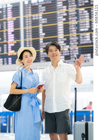 旅行機場夫婦已婚夫婦出國旅行護照 60656115