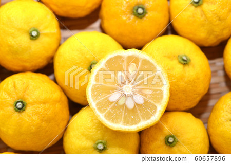 很多柚子，背景中有很多柚子的柚子切塊 60657896