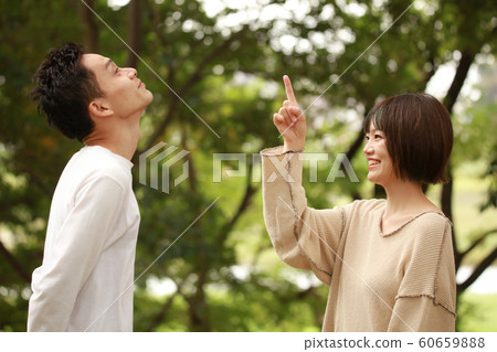 A couple playing around 60659888