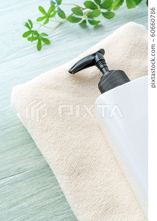 肥皂瓶和毛巾 60660786