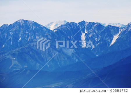 從富士山山頂眺望的越山山。 從富士山山頂眺望的越山山。 60661782