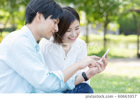 Couple picnic smartphone Couple picnic smartphone 60663957