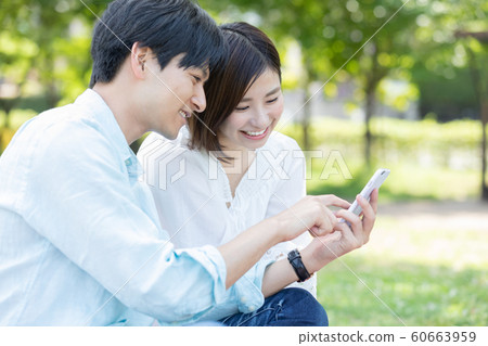 Couple picnic smartphone Couple picnic smartphone 60663959