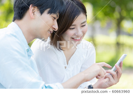 Couple picnic smartphone Couple picnic smartphone 60663960