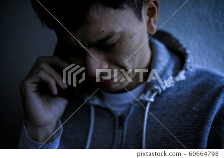 說話時流著淚的男人 60664798