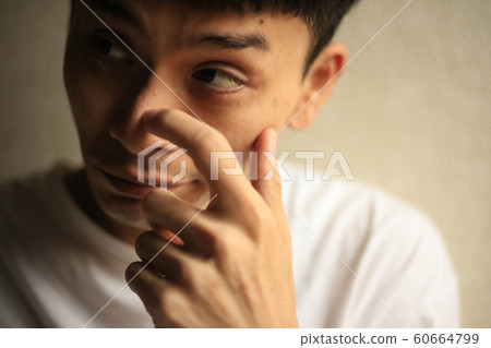 男子scratch鼻子 男子scratch鼻子 60664799