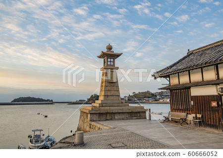 廣島縣福山市鞆之浦 鞆之浦的象徵性夜燈和周邊的街道景觀 廣島縣福山市鞆之浦 鞆之浦的象徵性夜燈和周邊的街道景觀 60666052