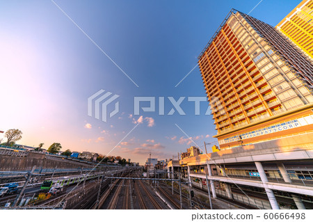 日本的東京城市景觀,可俯瞰日暮里站前的塔樓公寓 日本的東京城市景觀,可俯瞰日暮里站前的塔樓公寓 60666498