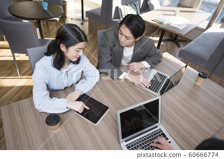 在共享空間工作的年輕男人和女人 在共享空間工作的年輕男人和女人 60666774