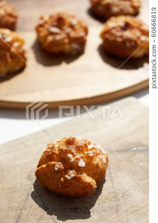 chouquettes, pastries typical of France. 60666819