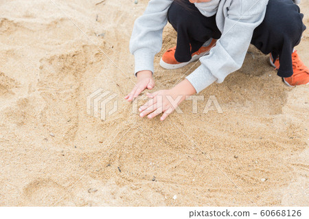 孩子在玩沙子 孩子在玩沙子 60668126