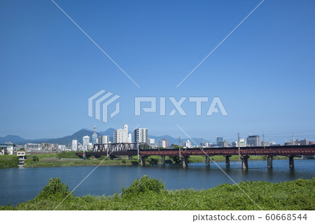 A train that runs in the city of Oita and a railway bridge 60668544