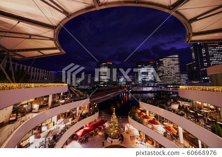 橫濱站附近商業區的夜景 橫濱站附近商業區的夜景 60668976