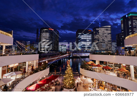 橫濱站附近商業區的夜景 橫濱站附近商業區的夜景 60668977