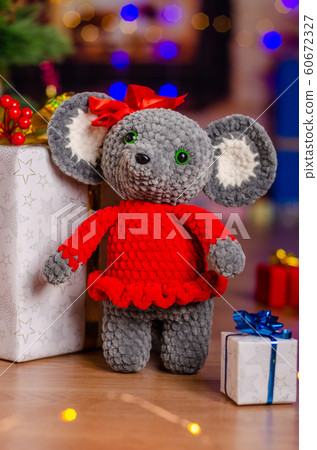 The plush mouse was given to children in the new 60672327