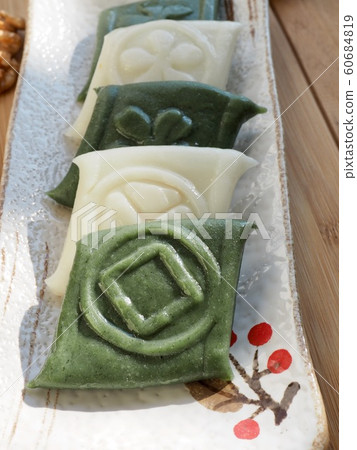 Korean traditional rice cake, slices and walnuts 60684819