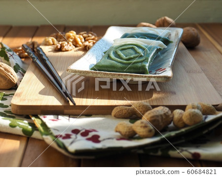 Korean traditional rice cake, slices and walnuts 60684821