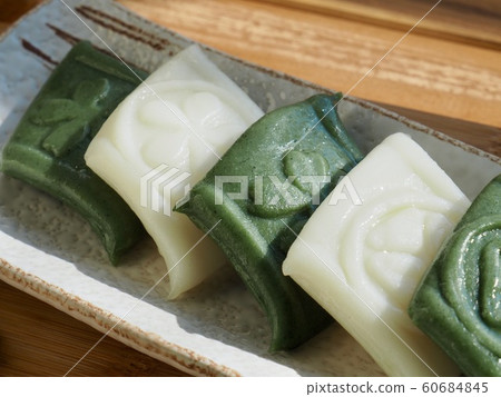 Korean traditional rice cake, slices and walnuts 60684845