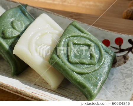 Korean traditional rice cake, slices and walnuts 60684846