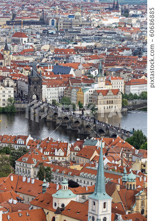 布拉格天際線查理大橋的聖維特大教堂塔 布拉格天際線查理大橋的聖維特大教堂塔 60686885