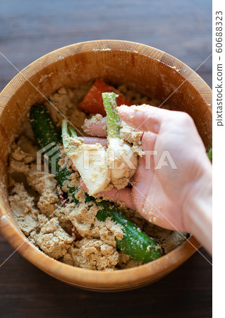 Take out the pickles 60688323