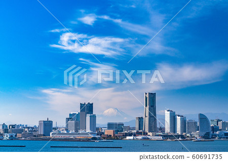 “神奈川縣”橫濱港未來和富士山風景 60691735
