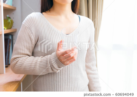 Women with glasses Drinking and drinking Recycling 60694049