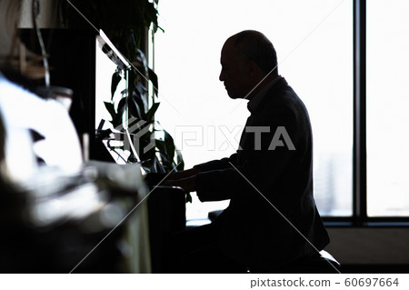 紳士彈鋼琴的剪影 60697664