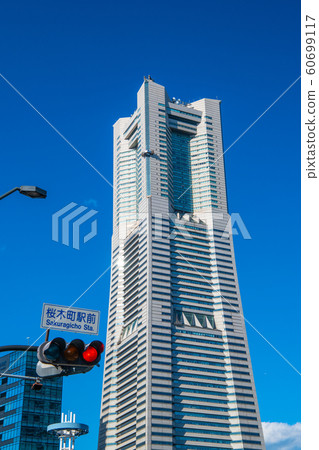 從櫻木町站在日本橫濱城市景觀前的橫濱地標塔的視圖(紅燈) 從櫻木町站在日本橫濱城市景觀前的橫濱地標塔的視圖(紅燈) 60699117