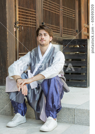 Holidays and tourism concept, group of smiling friends traveling in Seoul, Korea 474 60699309