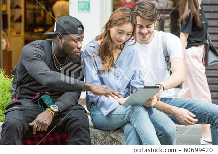 Holidays and tourism concept, group of smiling friends traveling in Seoul, Korea 510 60699420