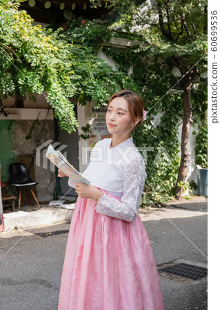 Holidays and tourism concept, group of smiling friends traveling in Seoul, Korea 290 60699536