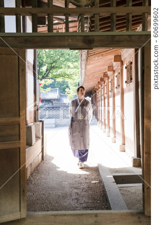 Holidays and tourism concept, group of smiling friends traveling in Seoul, Korea 323 60699602