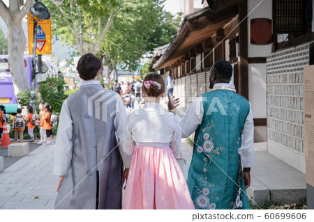 Holidays and tourism concept, group of smiling friends traveling in Seoul, Korea 294 60699606