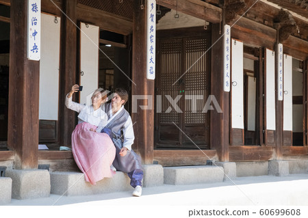 Holidays and tourism concept, group of smiling friends traveling in Seoul, Korea 310 60699608