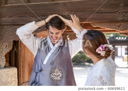 Holidays and tourism concept, group of smiling friends traveling in Seoul, Korea 311 60699611